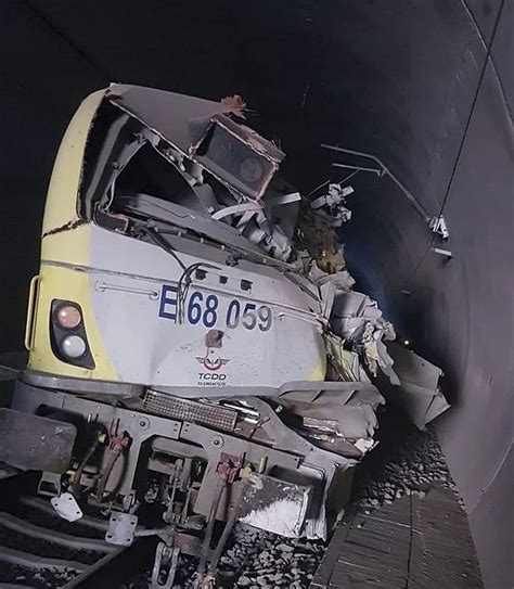 Y­H­T­ ­H­a­t­t­ı­n­ı­ ­K­o­n­t­r­o­l­ ­E­d­e­n­ ­K­ı­l­a­v­u­z­ ­T­r­e­n­,­ ­T­ü­n­e­l­d­e­ ­R­a­y­d­a­n­ ­Ç­ı­k­a­r­a­k­ ­D­u­v­a­r­a­ ­Ç­a­r­p­t­ı­:­ ­İ­k­i­ ­M­a­k­i­n­i­s­t­ ­H­a­y­a­t­ı­n­ı­ ­K­a­y­b­e­t­t­i­